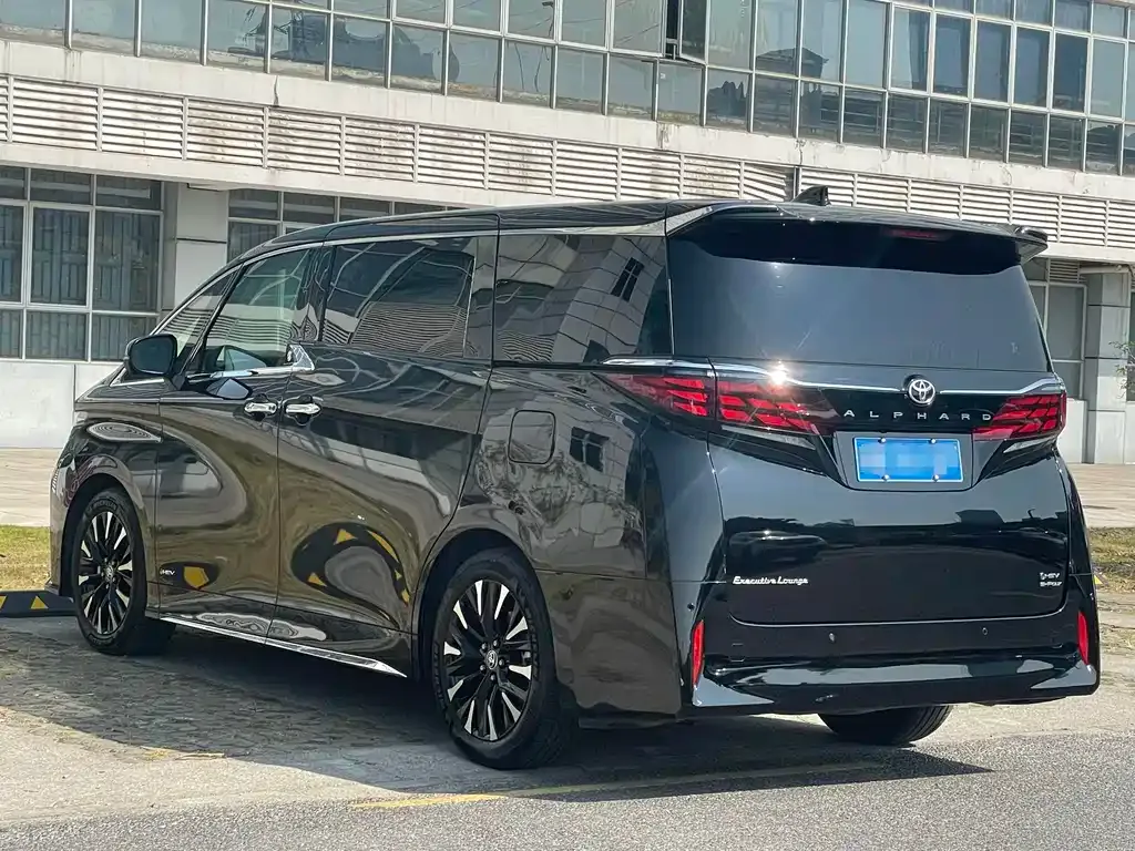 Toyota Alphard — фото 4