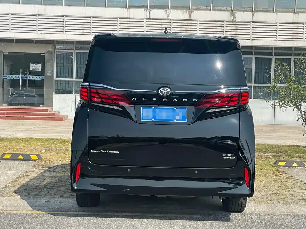 Toyota Alphard — фото 2
