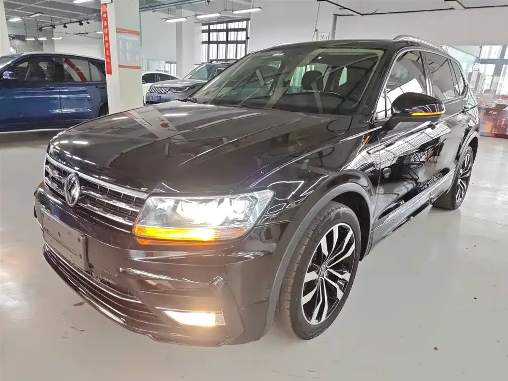 Volkswagen Tiguan L — фото 1
