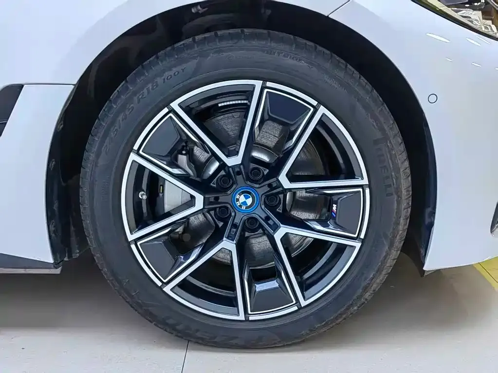 BMW i4 — фото 9
