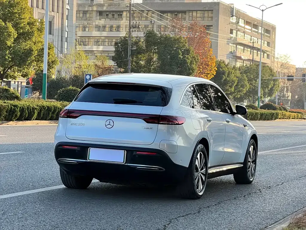 Mercedes-Benz EQC — фото 6