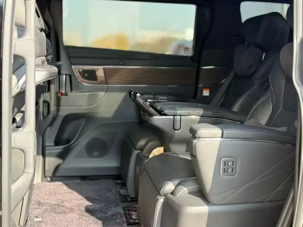 Toyota Vellfire — фото 3
