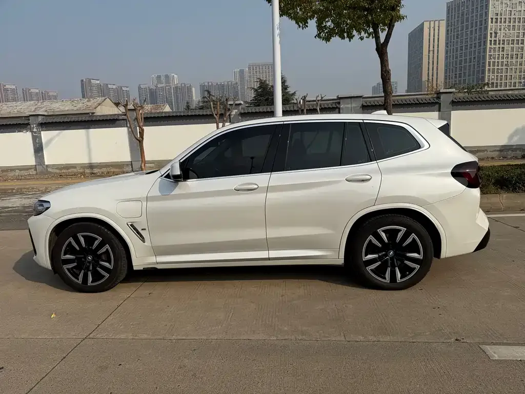 BMW iX3 — фото 2