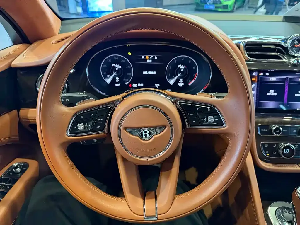 Bentley Bentayga — фото 10