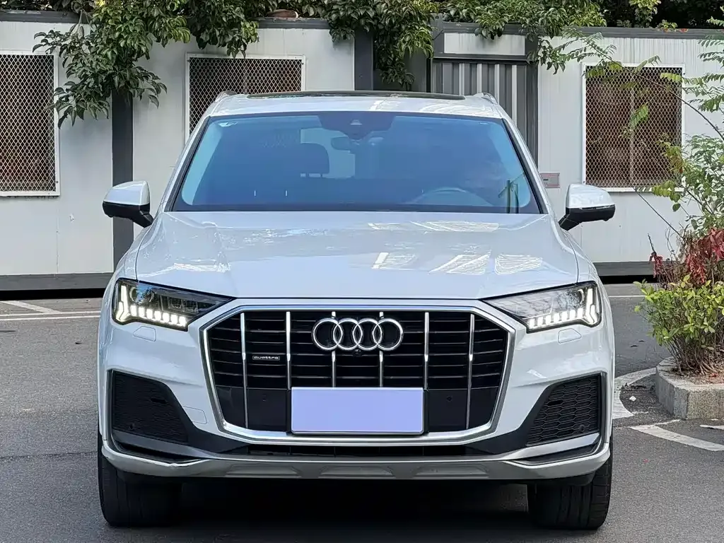 Audi Q7 — фото 1