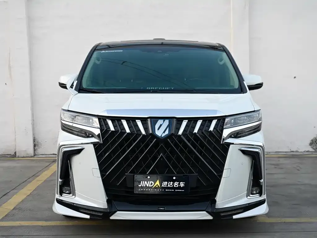Toyota Alphard — фото 1