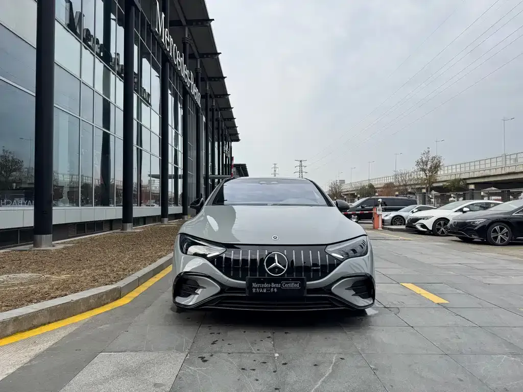 Mercedes-Benz EQE AMG — фото 10