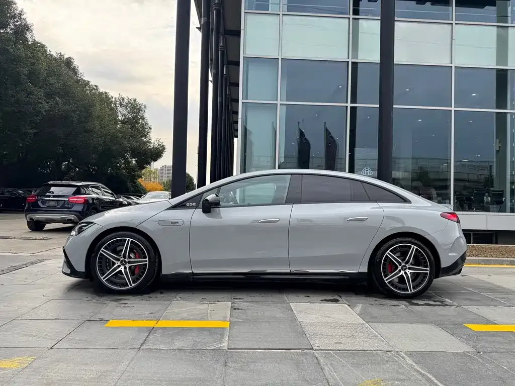 Mercedes-Benz EQE AMG — фото 6