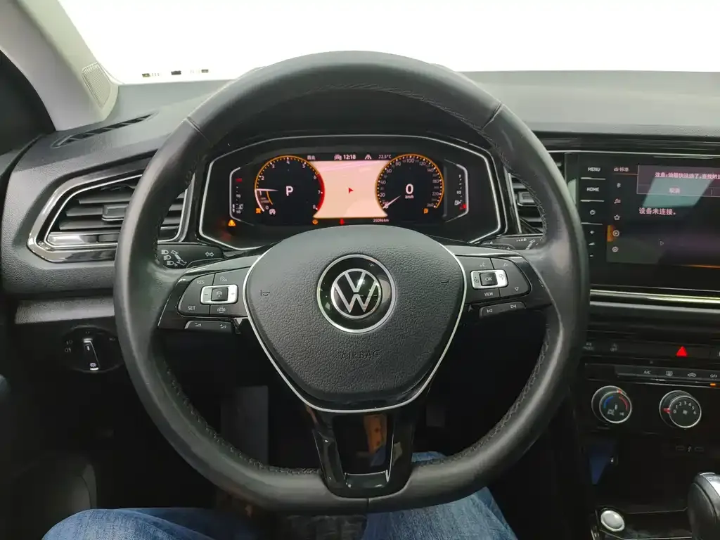 Volkswagen T-Roc — фото 10