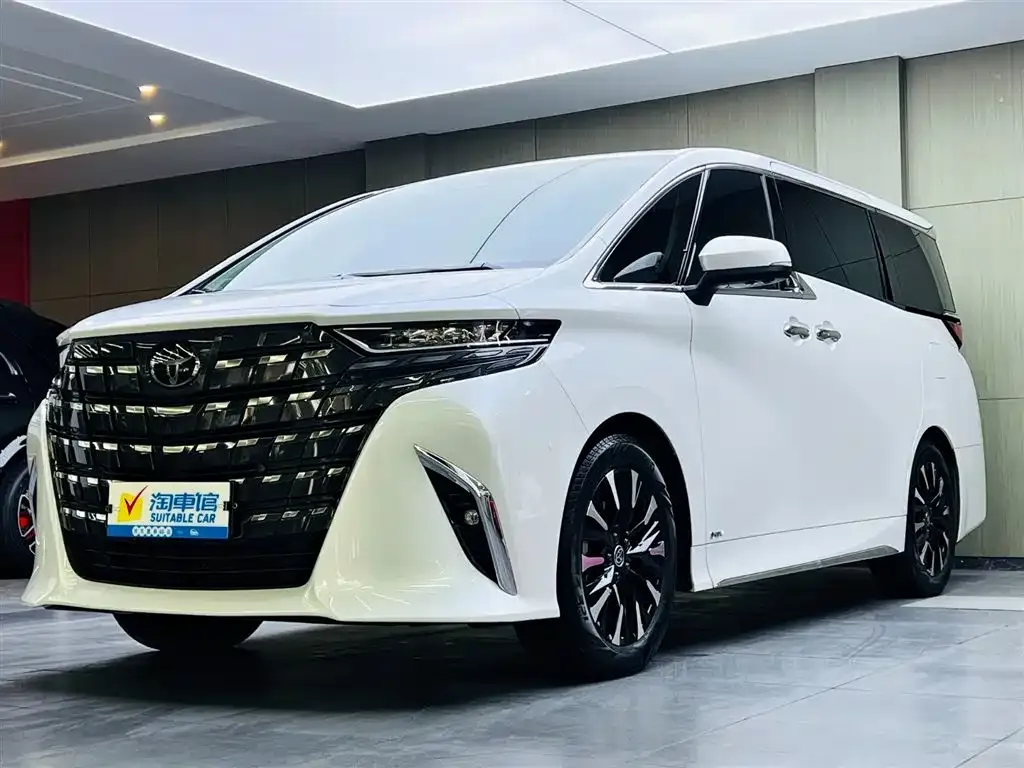 Toyota Alphard — фото 1
