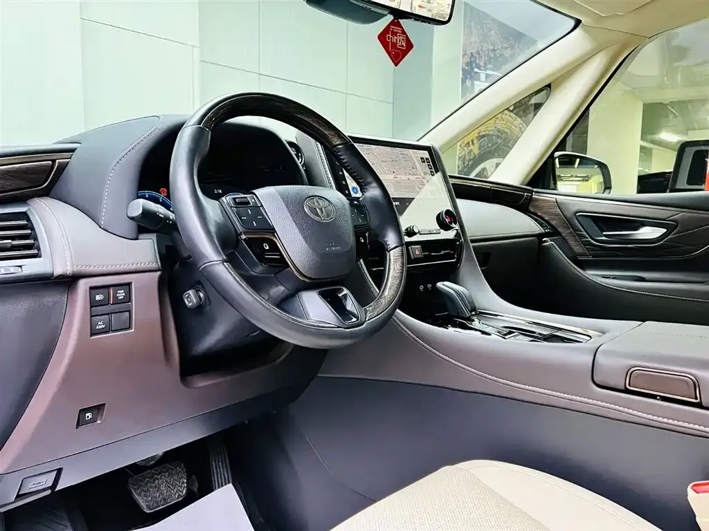 Toyota Alphard — фото 4