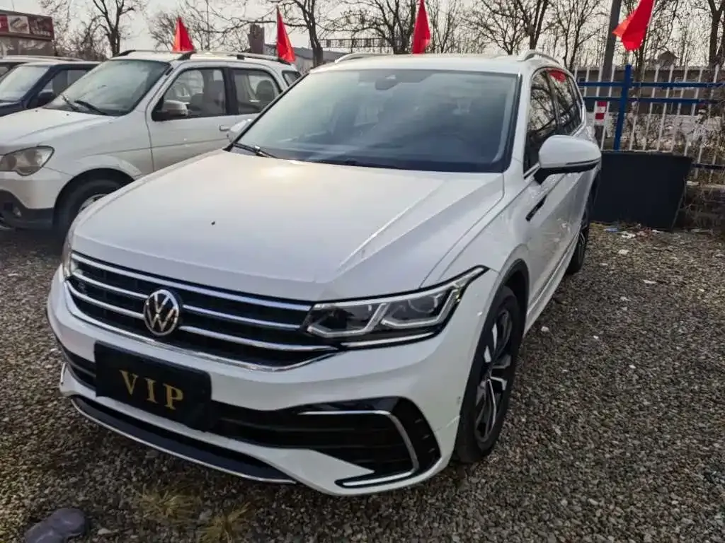 Volkswagen Tiguan L — фото 1