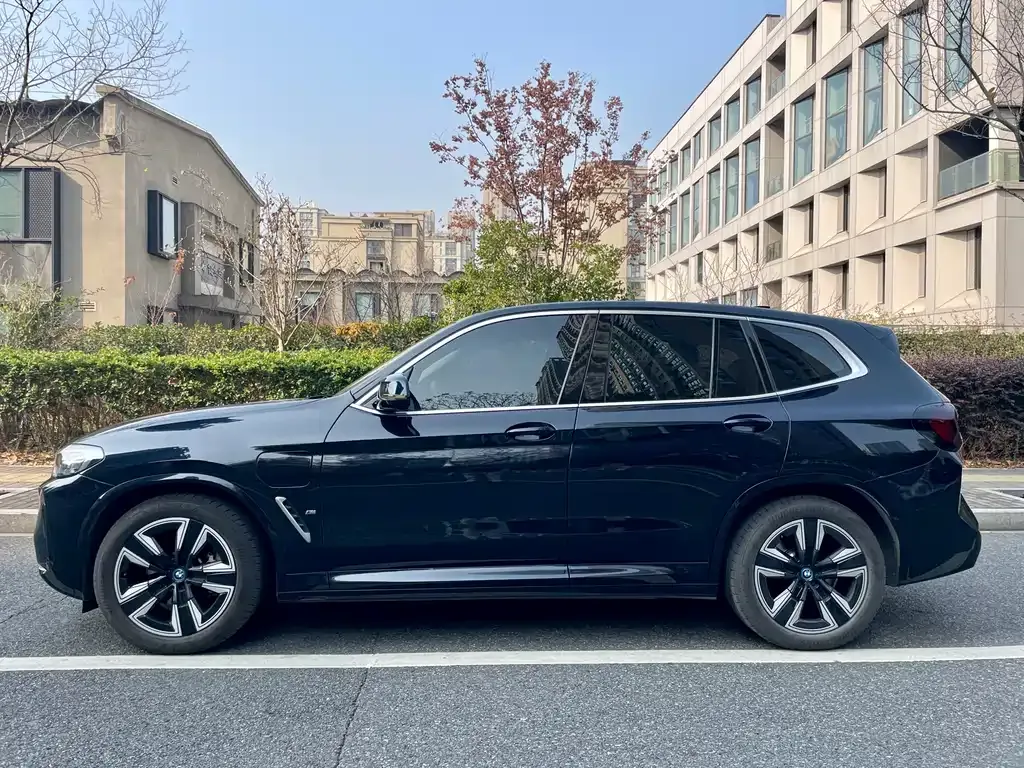 BMW iX3 — фото 4