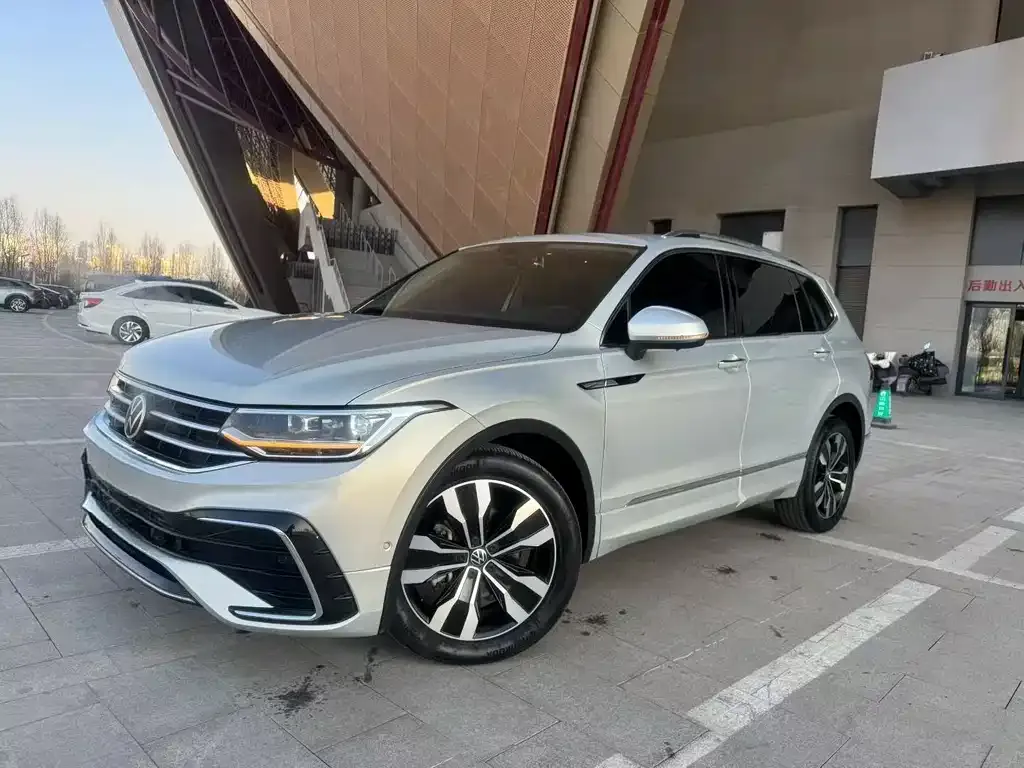 Volkswagen Tiguan L — фото 1