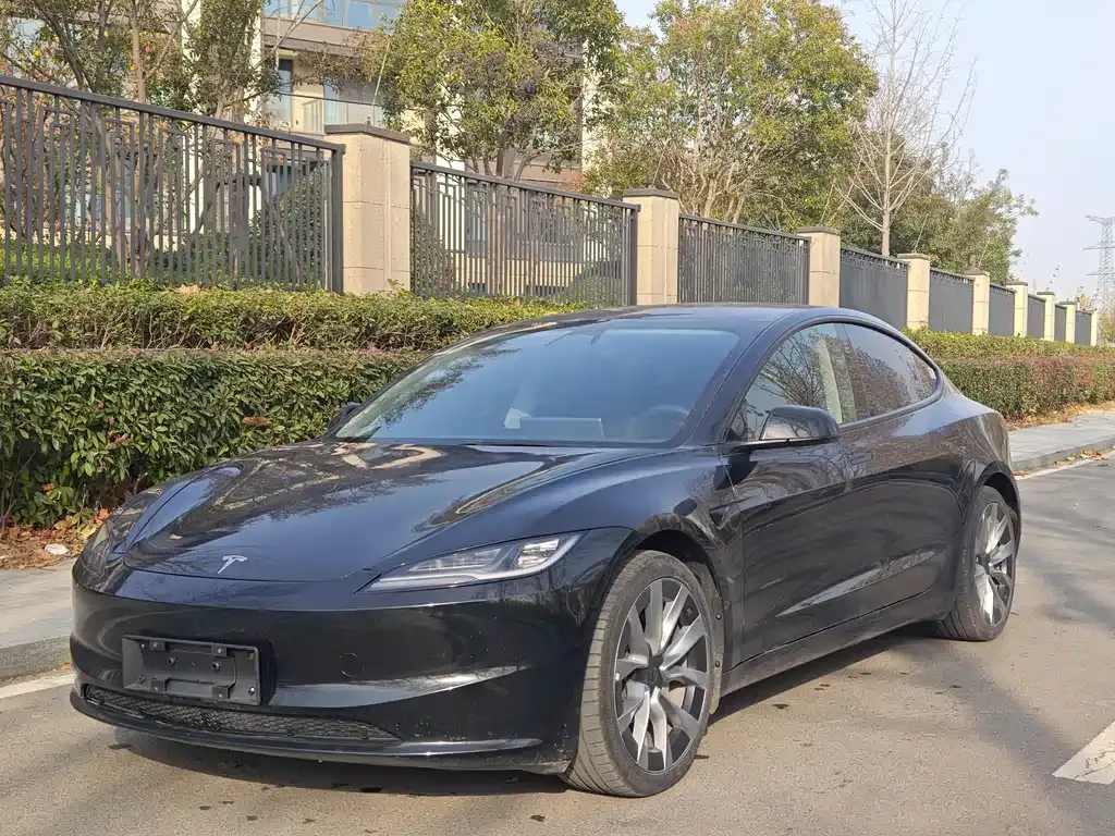 Tesla Model 3 — фото 1