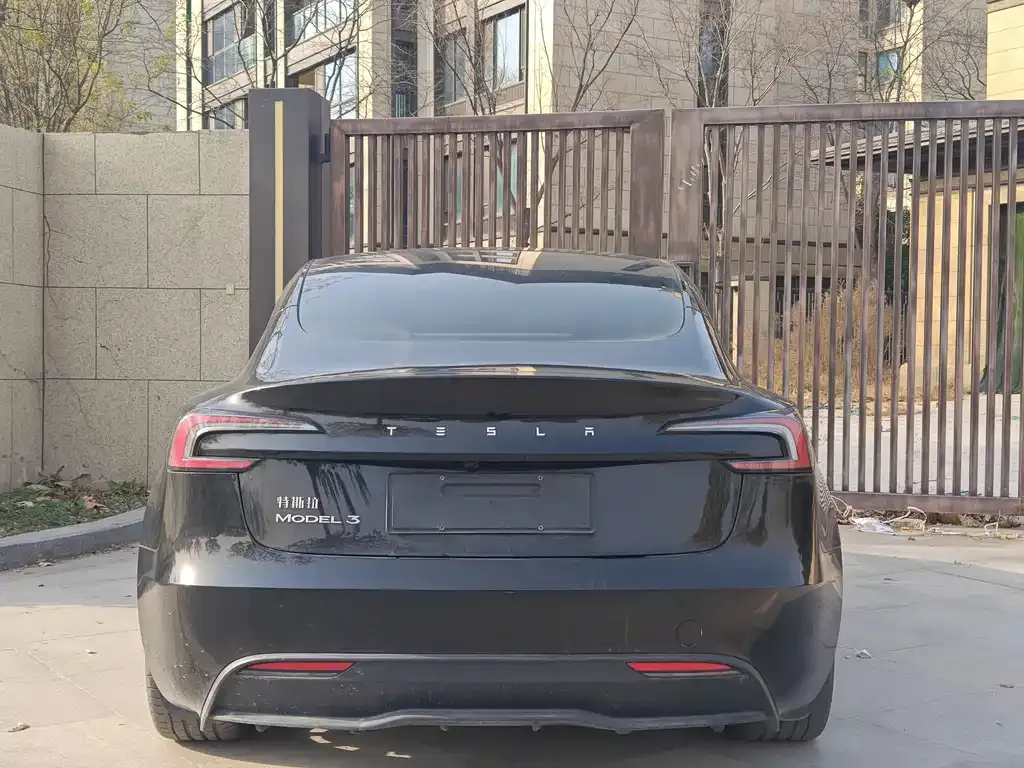 Tesla Model 3 — фото 7