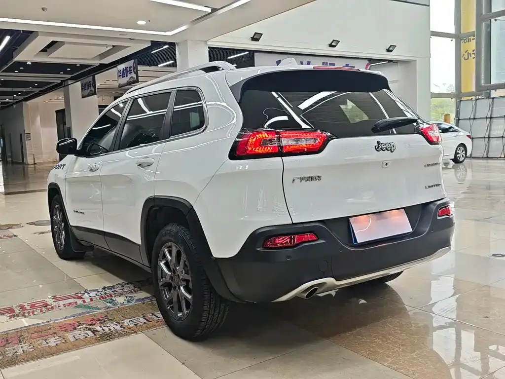 Jeep Cherokee — фото 5