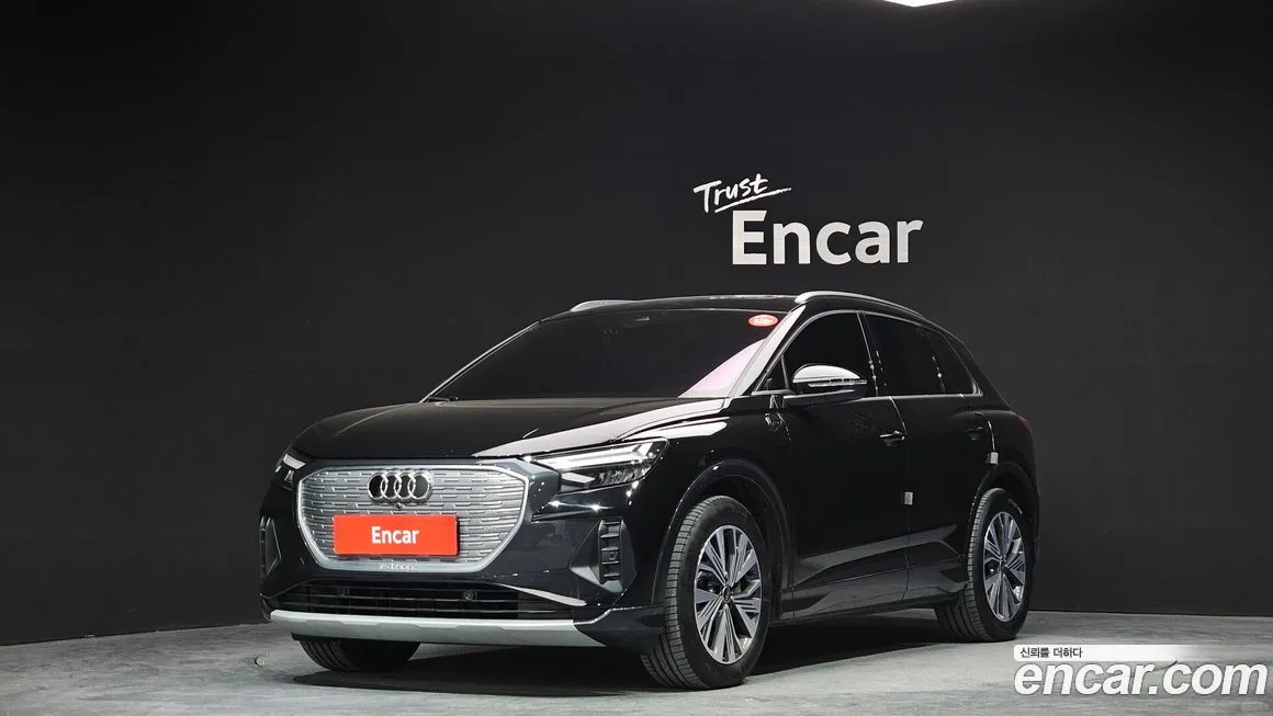 Audi Q4 e-tron — фото 1