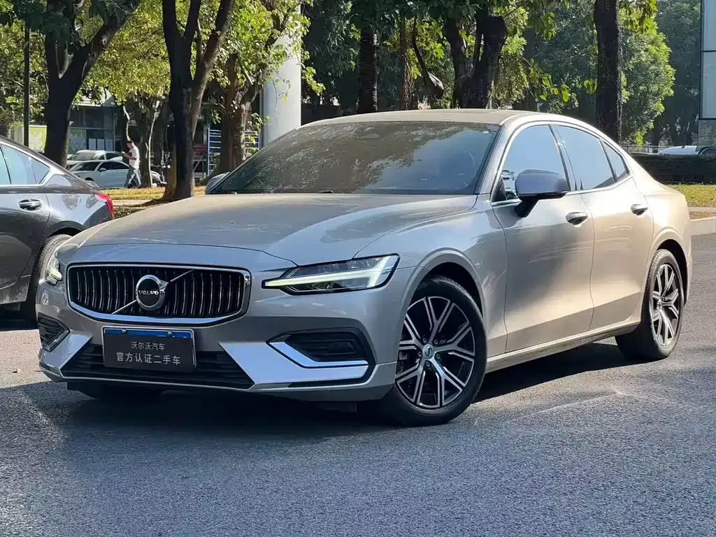Volvo S60 — фото 1