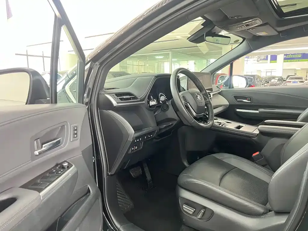 Toyota Granvia — фото 4