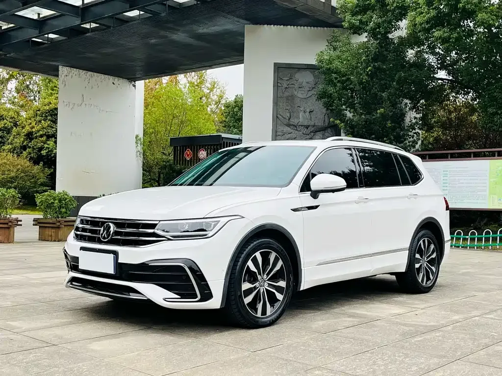 Volkswagen Tiguan L — фото 1