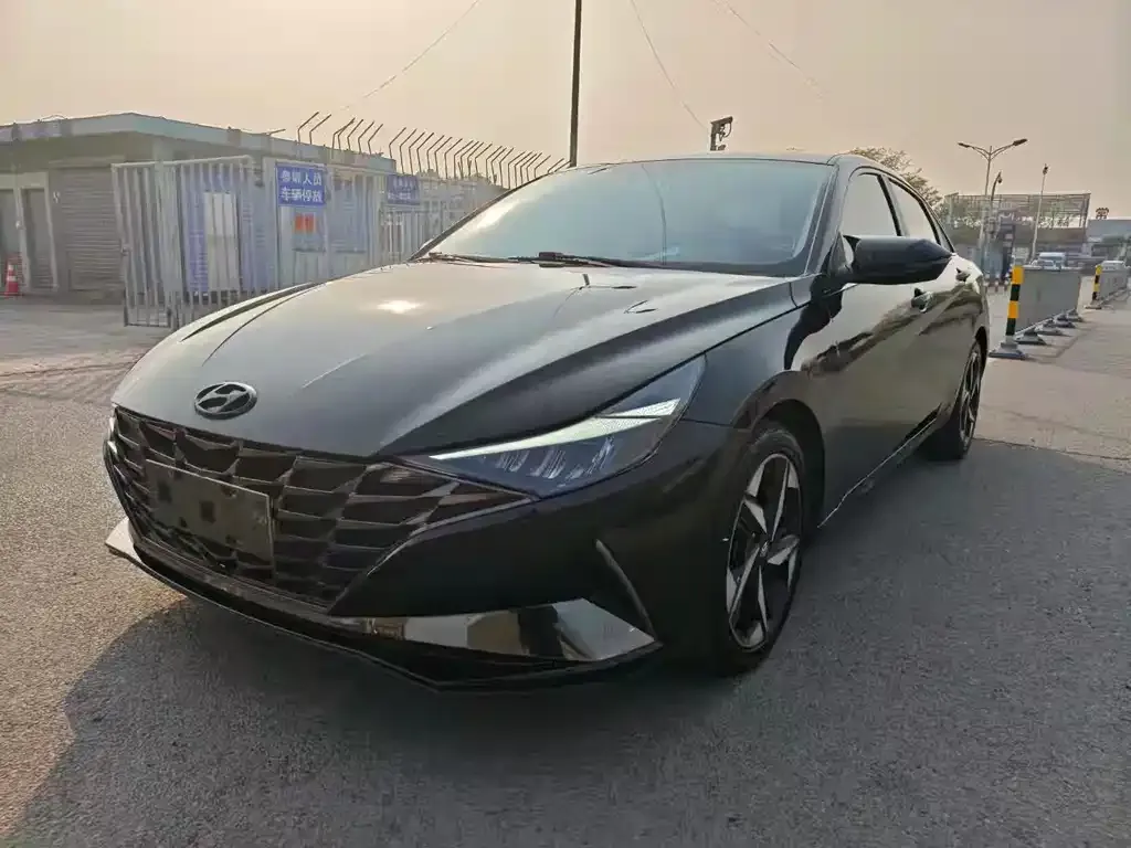 Hyundai Elantra — фото 1