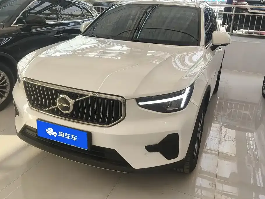 Volvo XC40 — фото 1