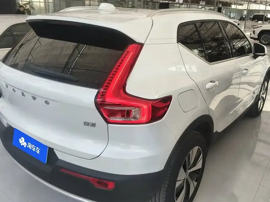 Volvo XC40 — фото 10