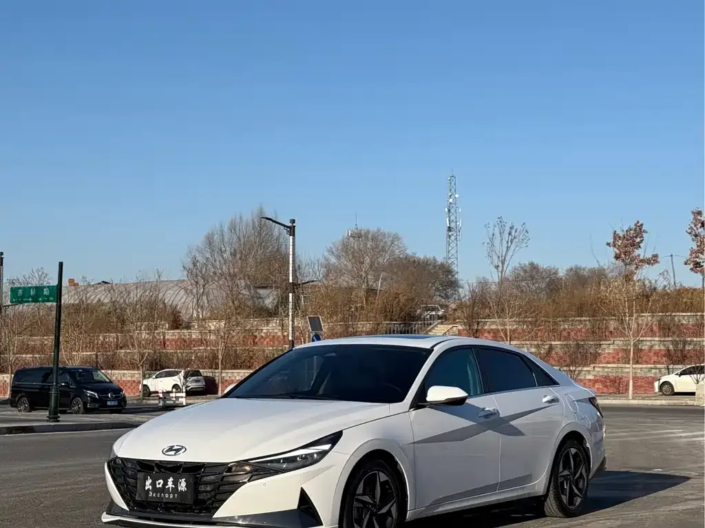 Hyundai Elantra — фото 1