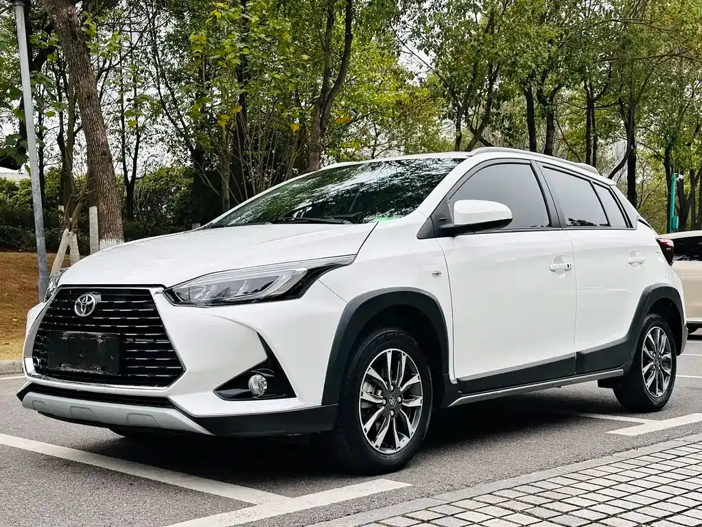 Toyota Yaris L — фото 1