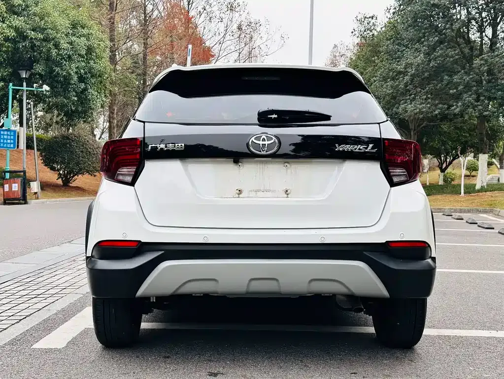 Toyota Yaris L — фото 7