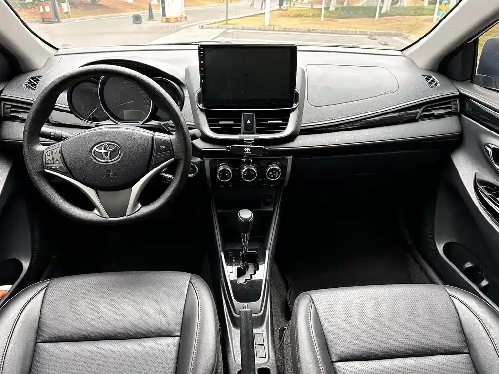 Toyota Yaris L — фото 5