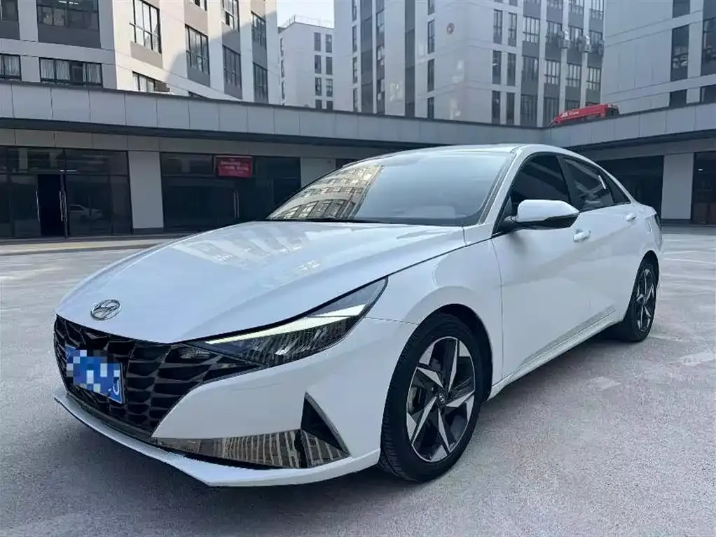 Hyundai Elantra — фото 1