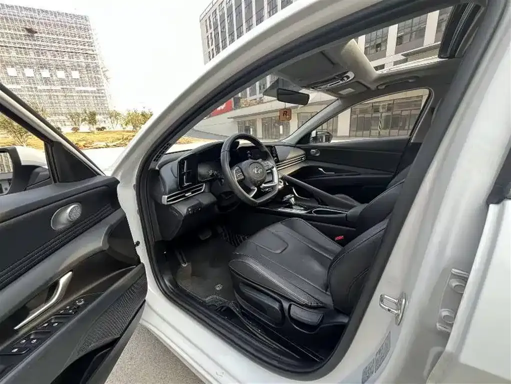 Hyundai Elantra — фото 5