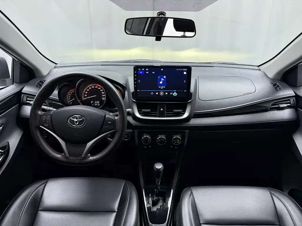 Toyota Yaris L — фото 10