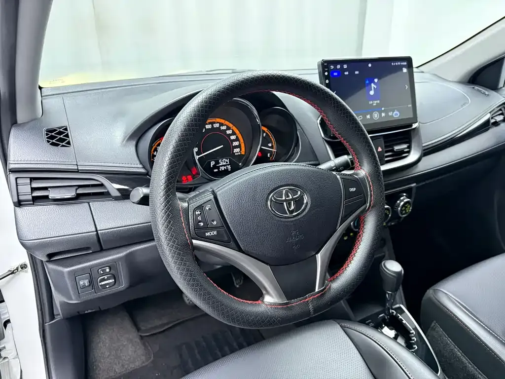 Toyota Yaris L — фото 8
