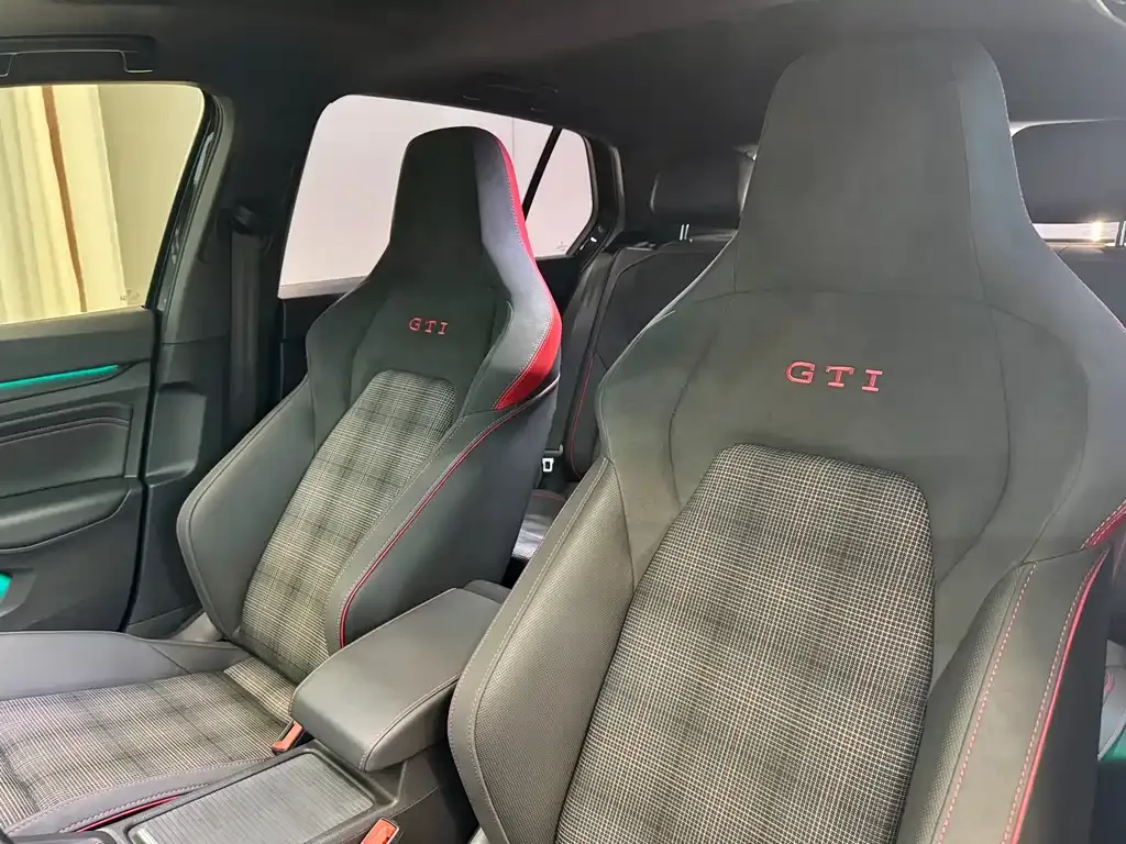 Volkswagen Golf GTI — фото 10