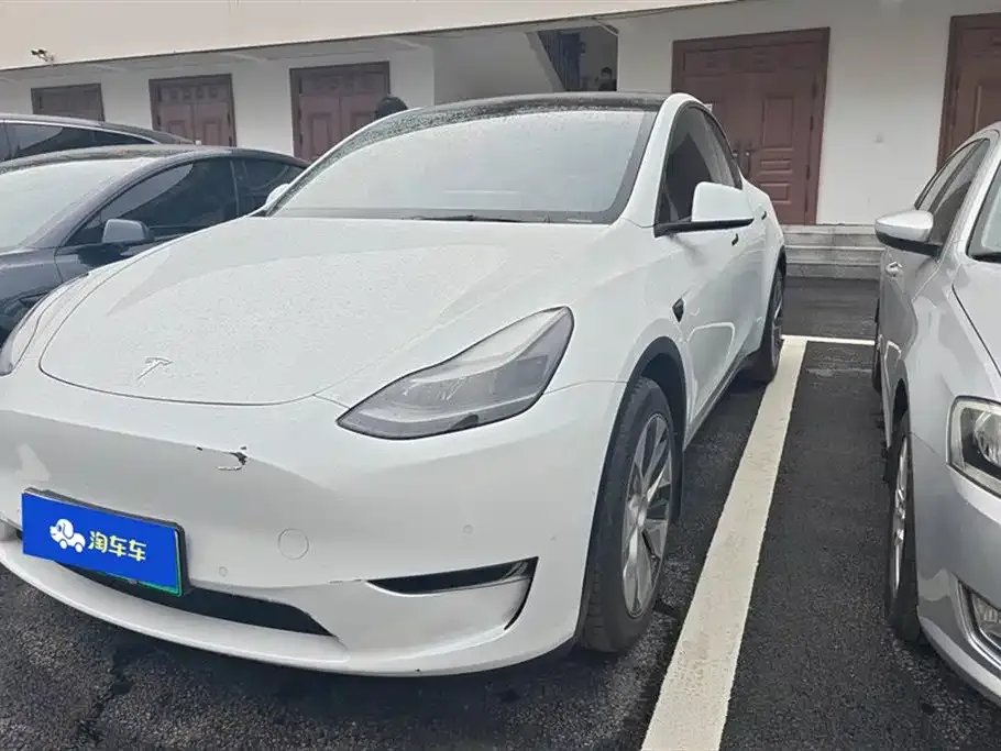 Tesla Model Y — фото 1