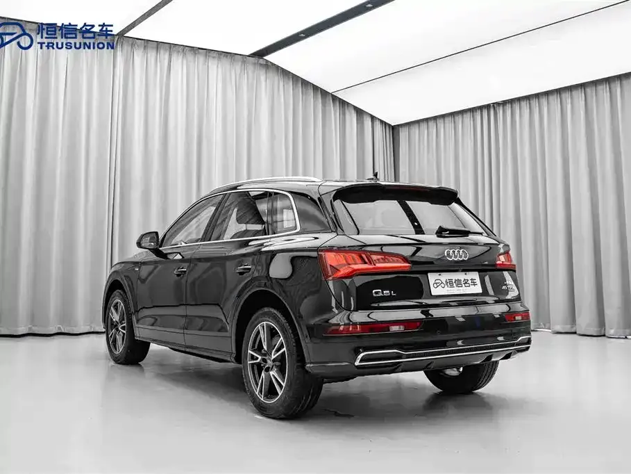 Audi Q5L — фото 10