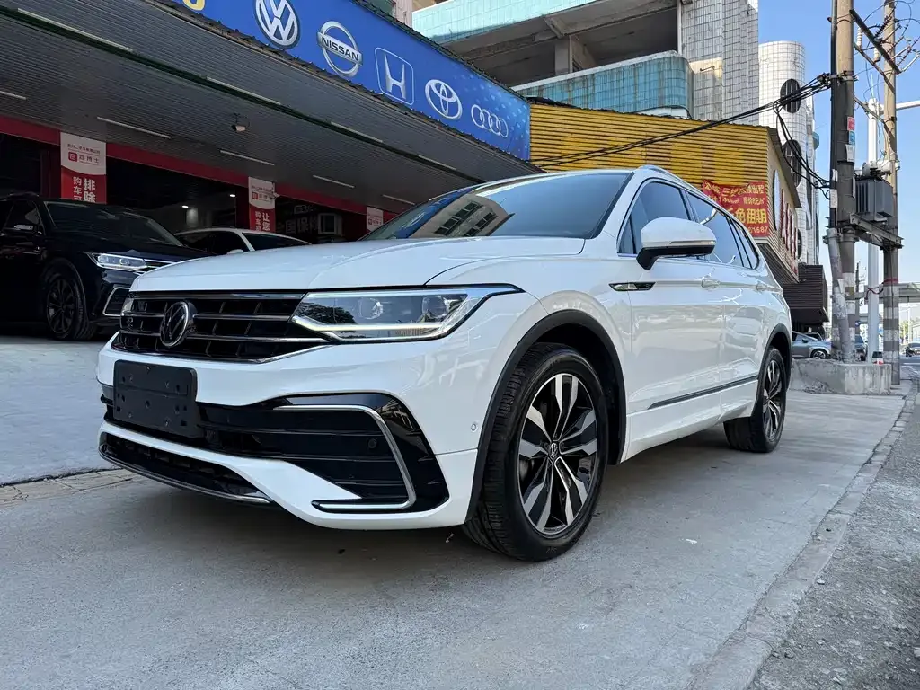 Volkswagen Tiguan L — фото 1