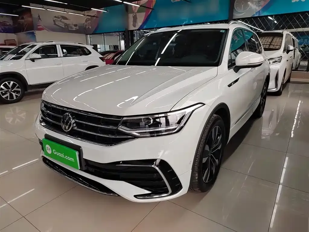 Volkswagen Tiguan L — фото 1