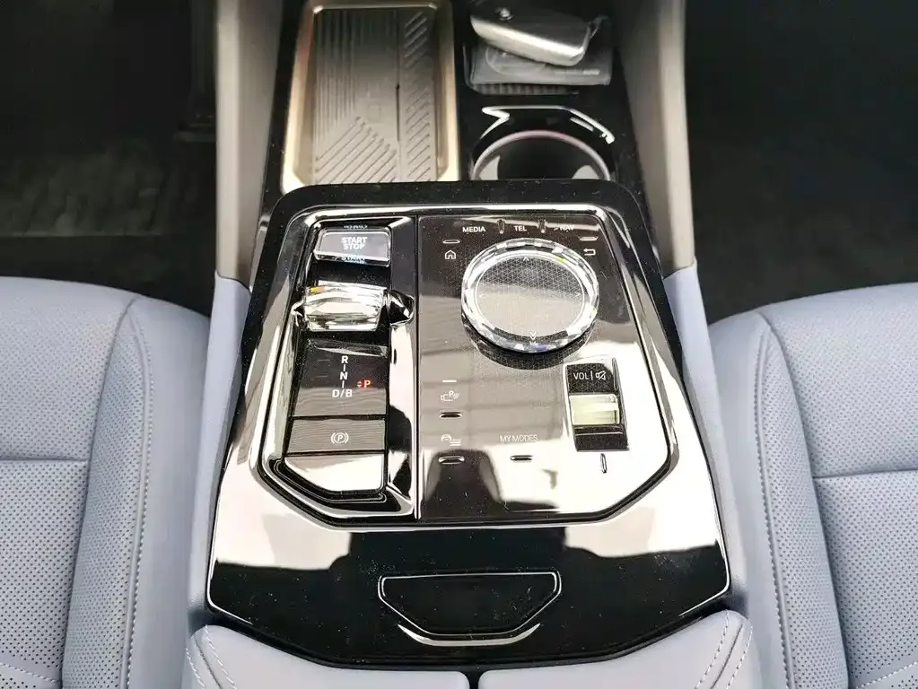 BMW i5 — фото 10