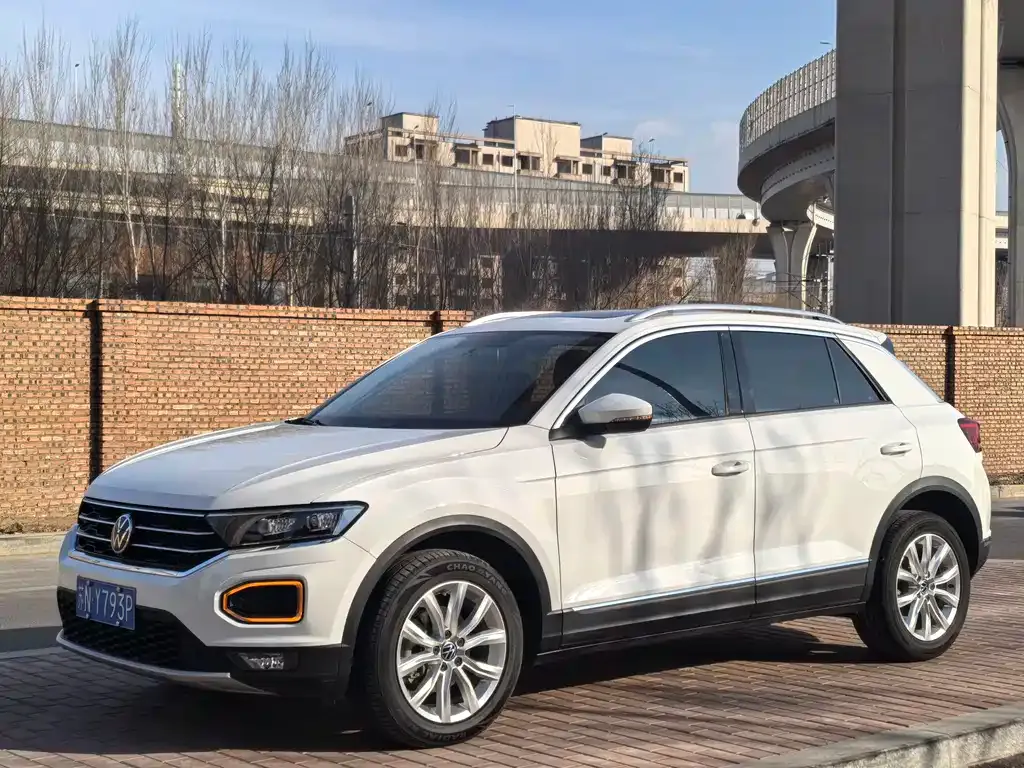 Volkswagen T-Roc — фото 1