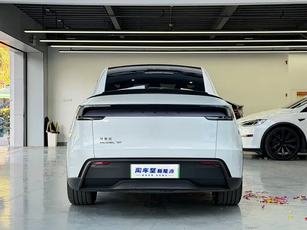 Tesla Model Y L — фото 7