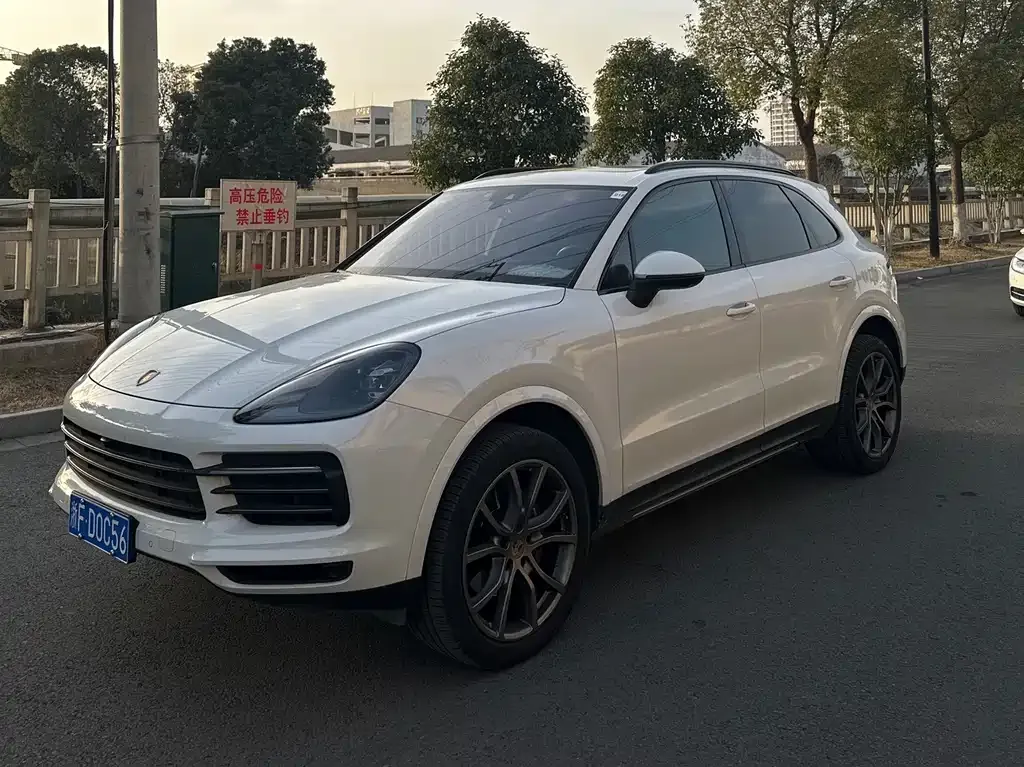 Porsche Cayenne — фото 1
