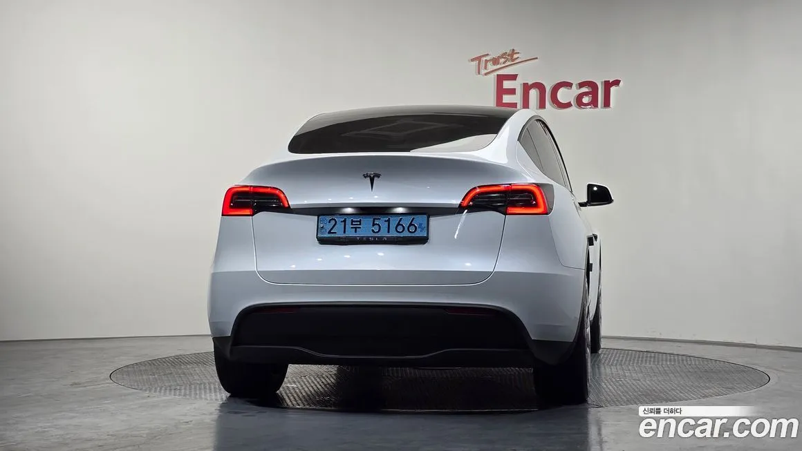 Tesla Model Y — фото 8