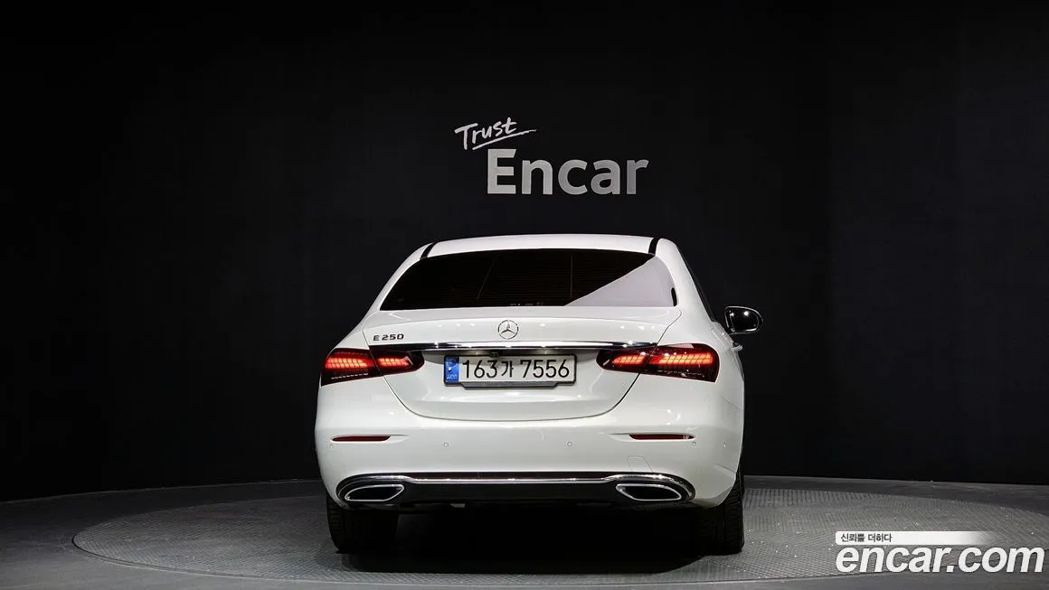 Mercedes-Benz E-Class — фото 4