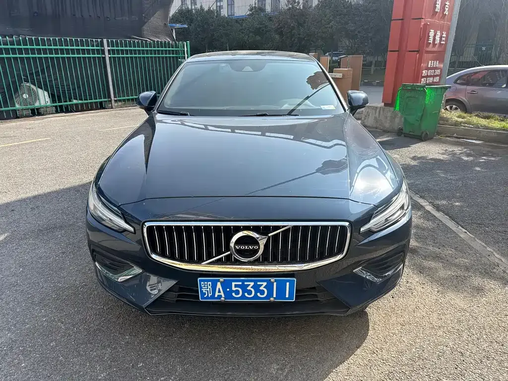 Volvo S60 — фото 1