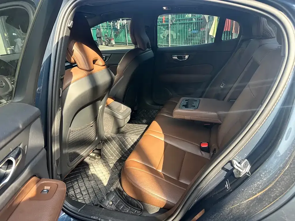 Volvo S60 — фото 10