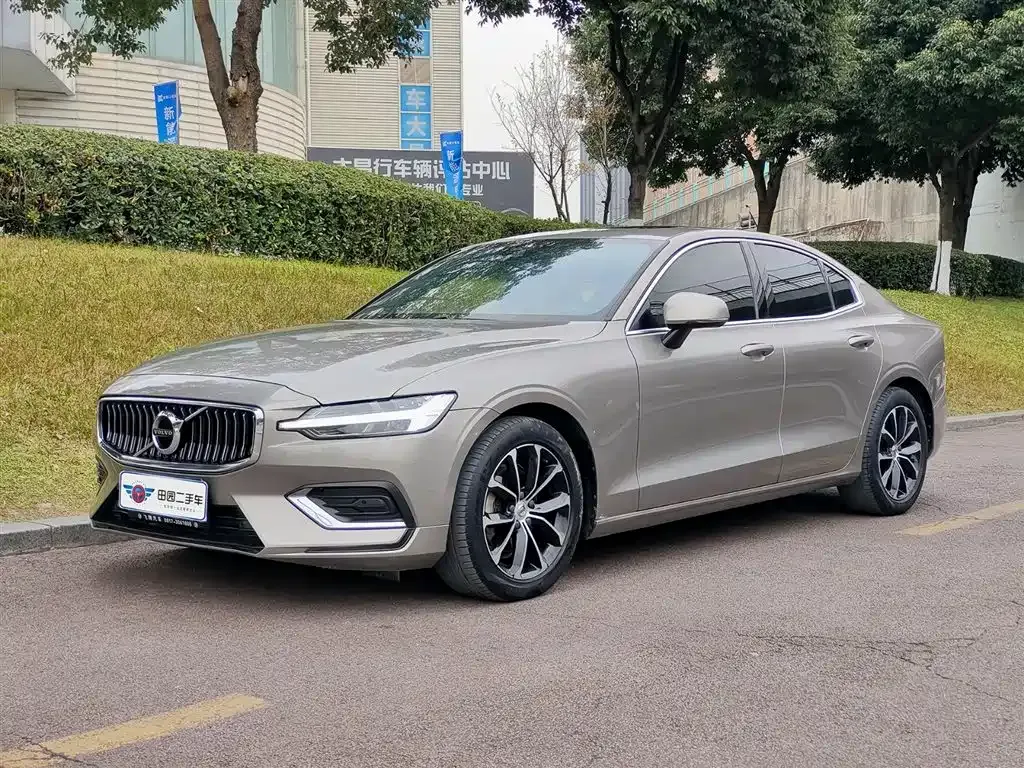 Volvo S60 — фото 1